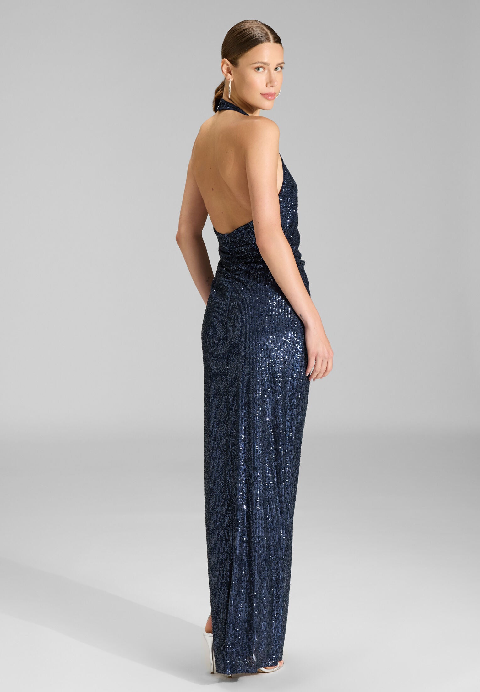 Figurbetontes Abendkleid aus elastischer Paillette mit amerikanischem Ausschnitt