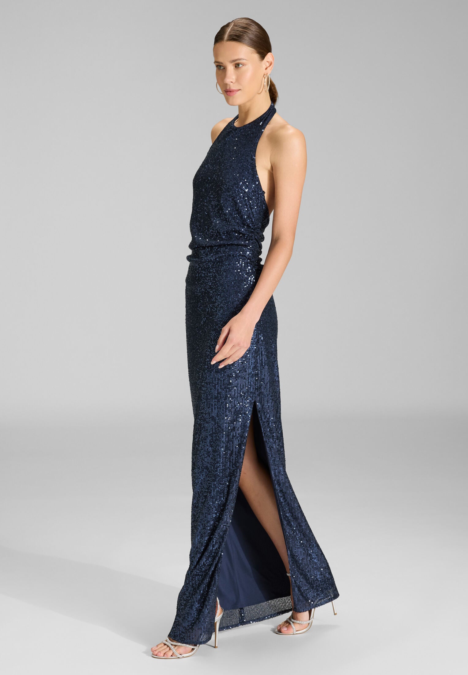 Figurbetontes Abendkleid aus elastischer Paillette mit amerikanischem Ausschnitt