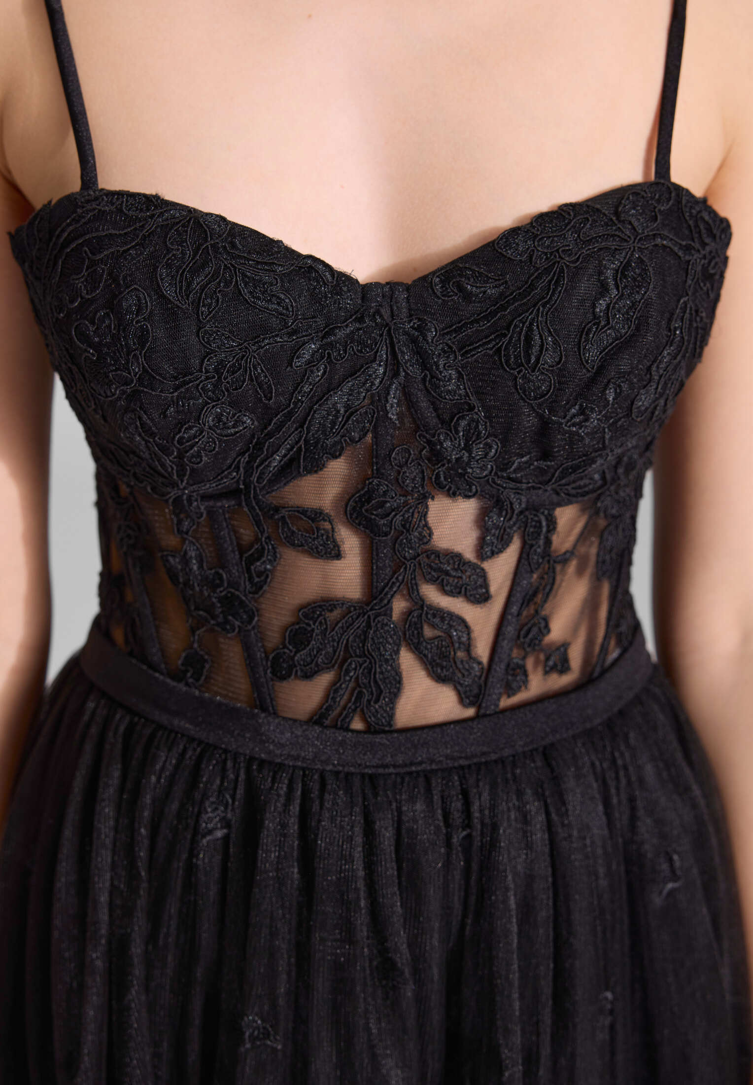 Tüllkleid mit semitransparentem Rock und kurzer Jerseyhose