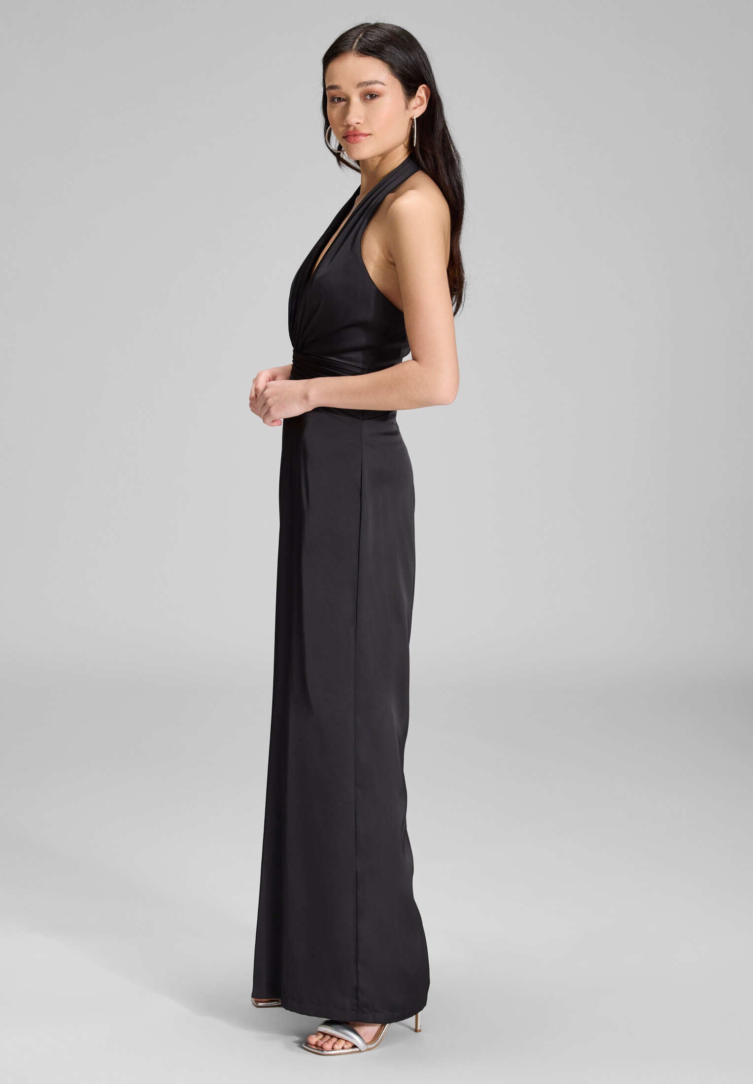 Neckholder Jumpsuit aus Satin