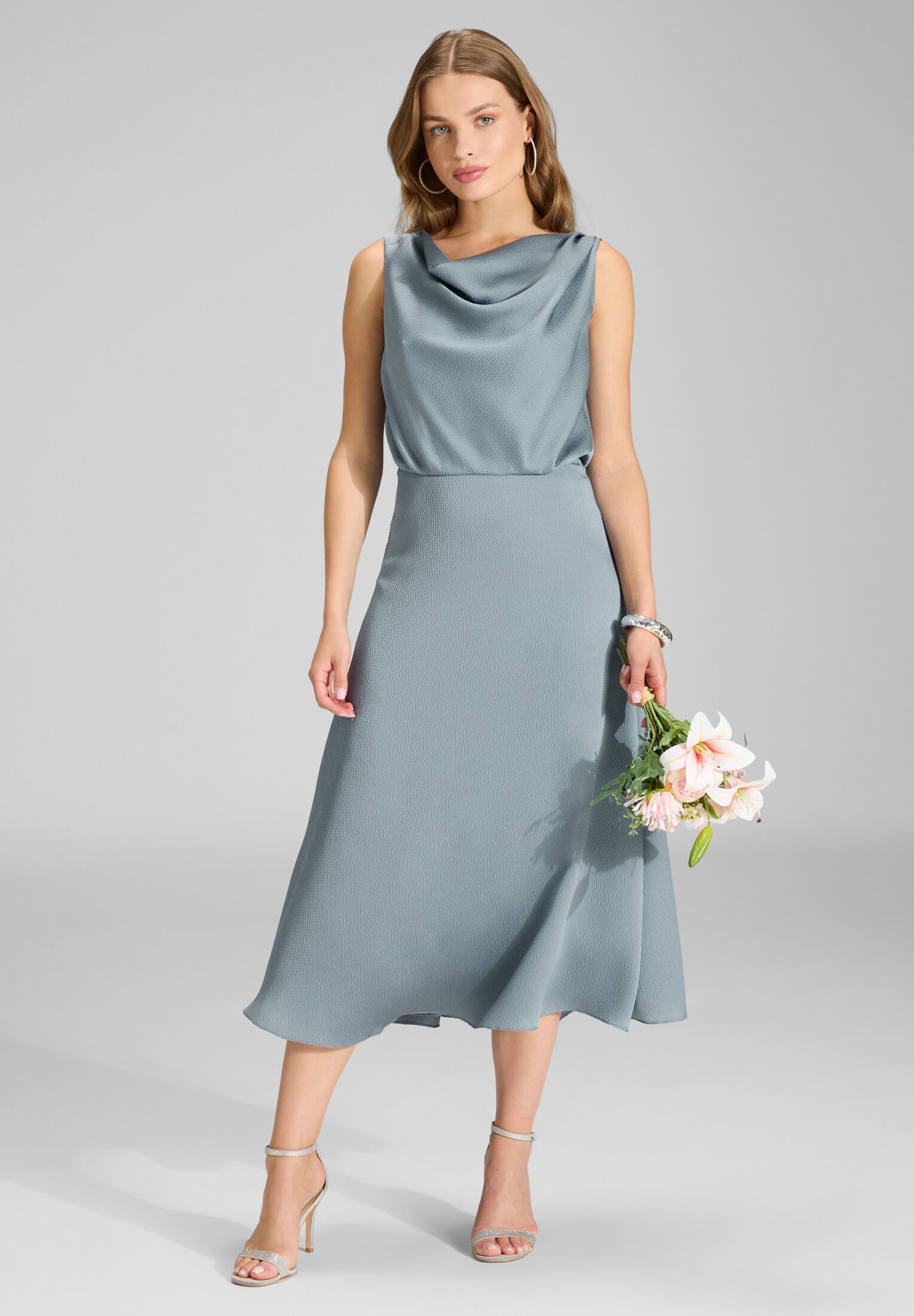 Cocktailkleid aus gehämmertem Satin mit Wasserfall Ausschnitt ice blue