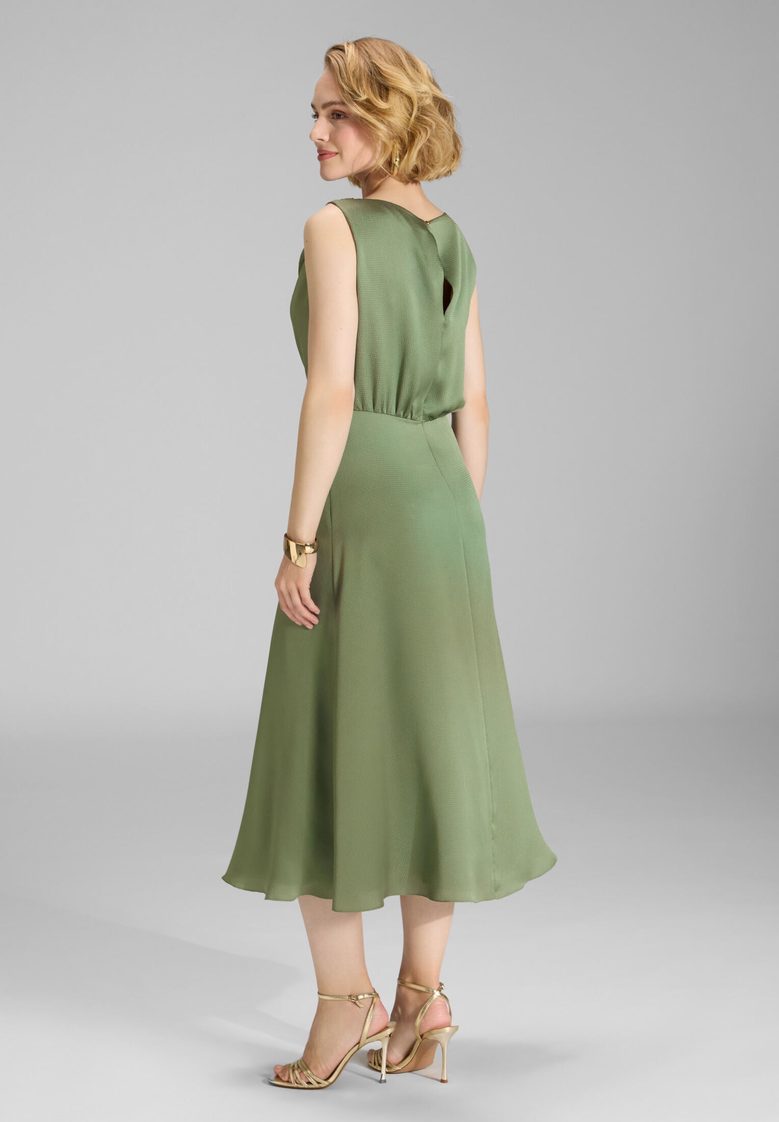 Cocktailkleid aus gehämmertem Satin mit Wasserfall Ausschnitt