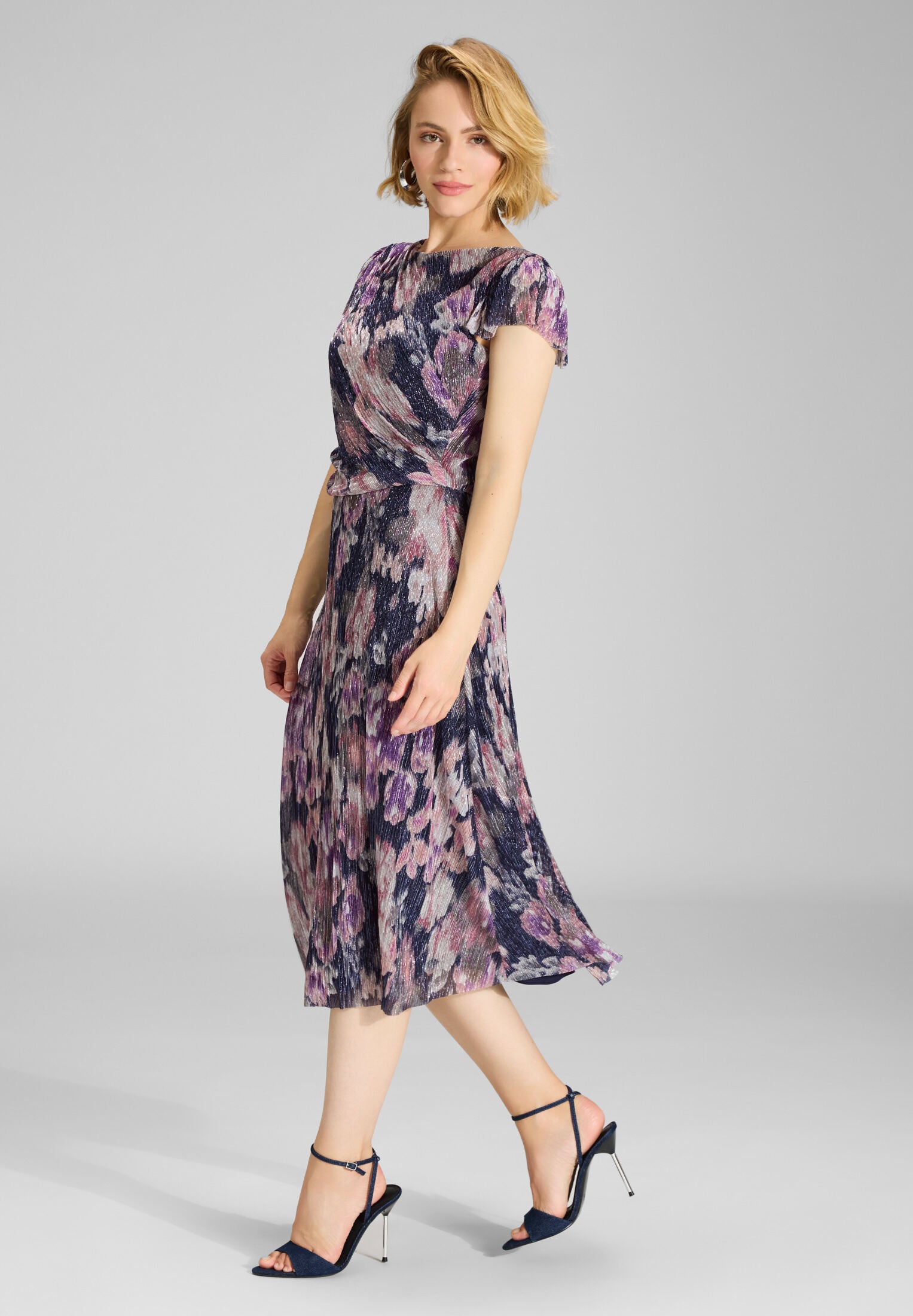 Midi Kleid aus bedrucktem Plissee Jersey mit kurzen Ärmeln