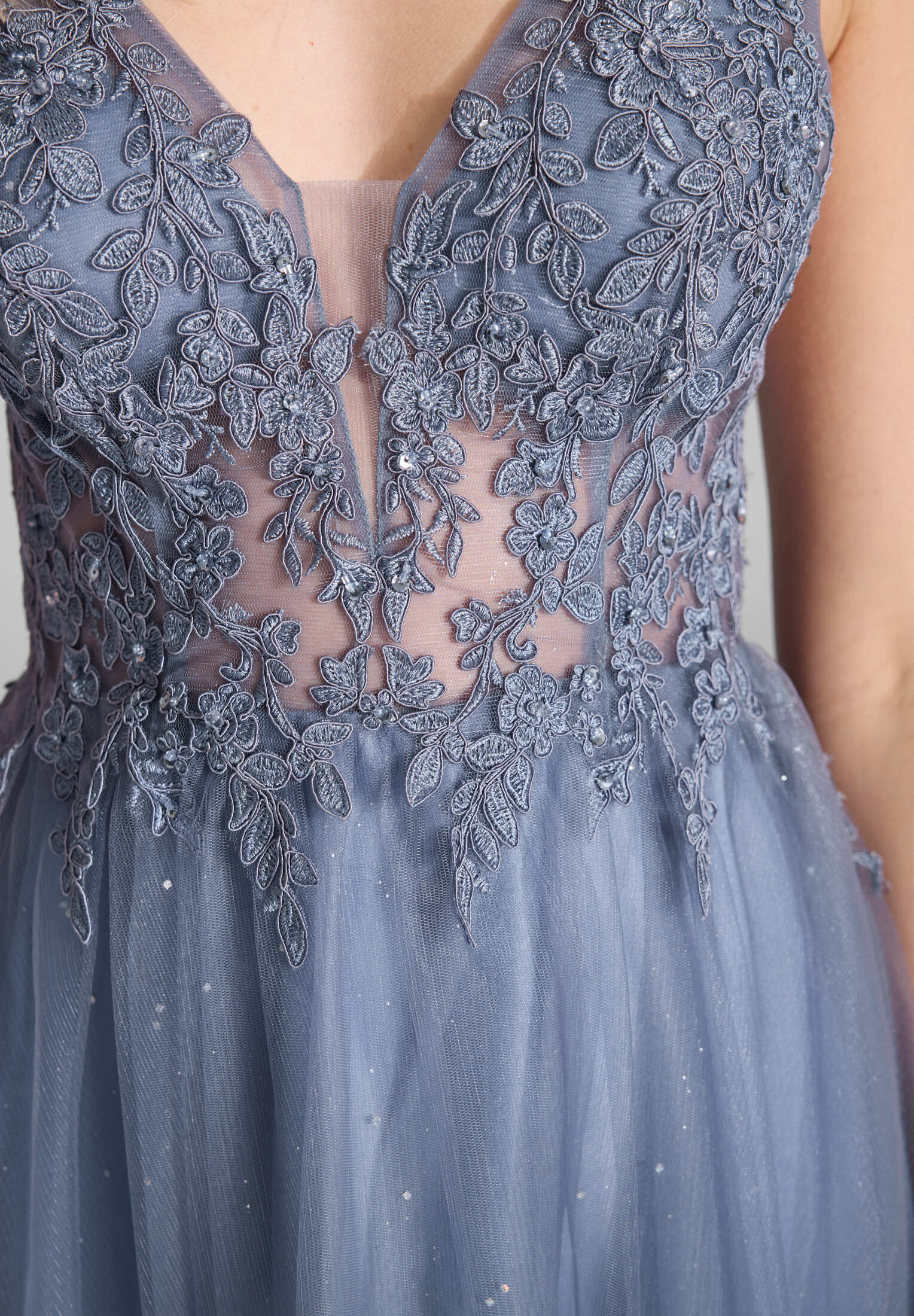 Tüllkleid mit Spitzenstickerei und Glitzereffekt