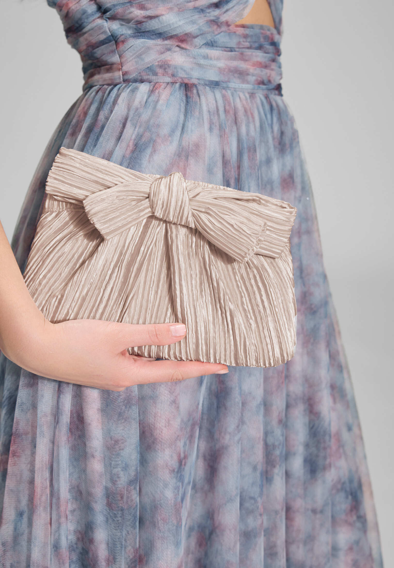 Abendtasche mit Schleifenapplikation