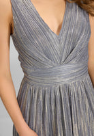 Cocktailkleid aus glänzendem Plissee Jersey mit V-Ausschnitt