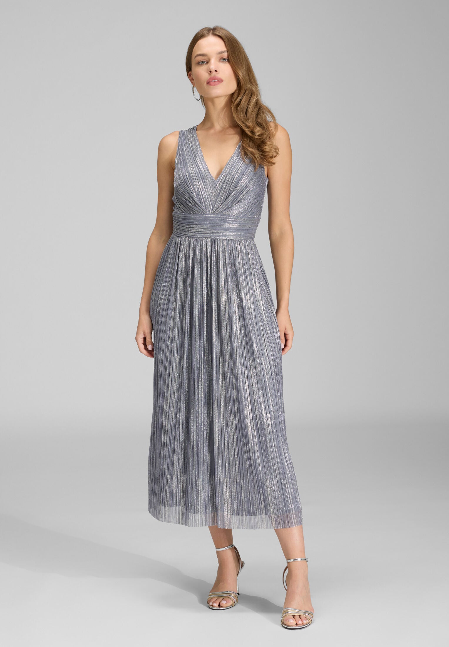 Cocktailkleid aus glänzendem Plissee Jersey mit V-Ausschnitt ice blue | gold