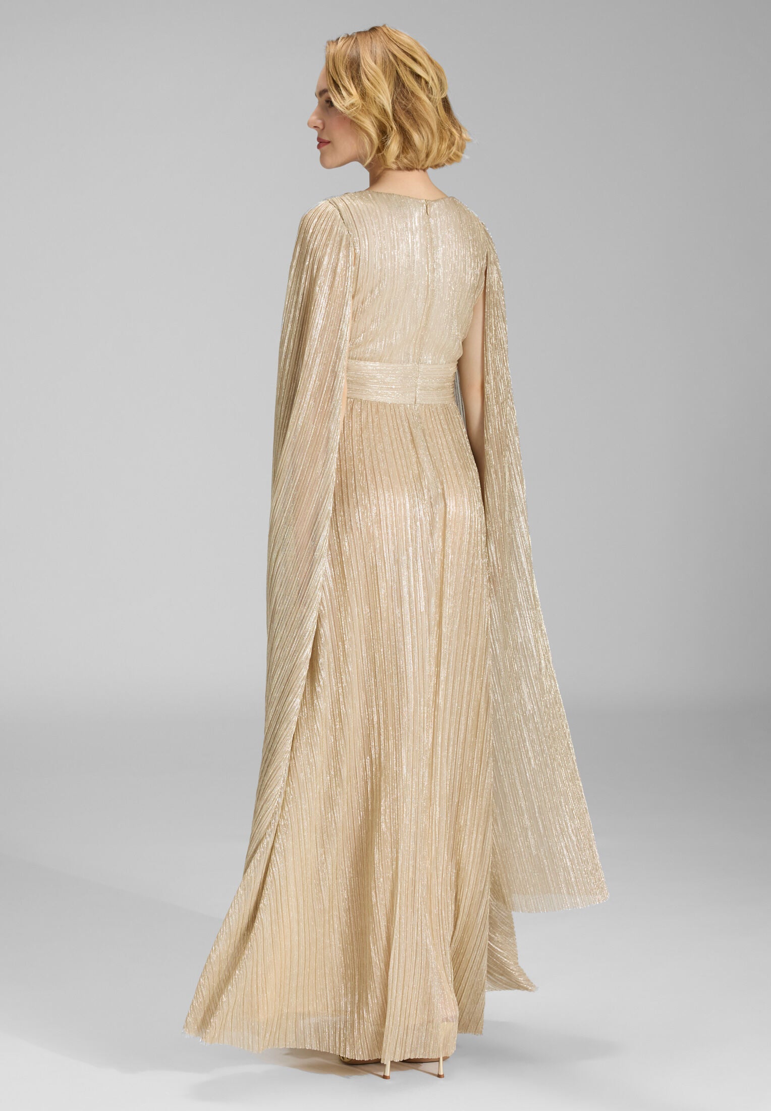 Abendkleid aus glänzendem Plissee Jersey mit langen Cape Ärmeln