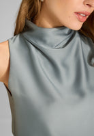 Ärmelloses Top aus nachhaltigem Satin mit Drapierung am Kragen