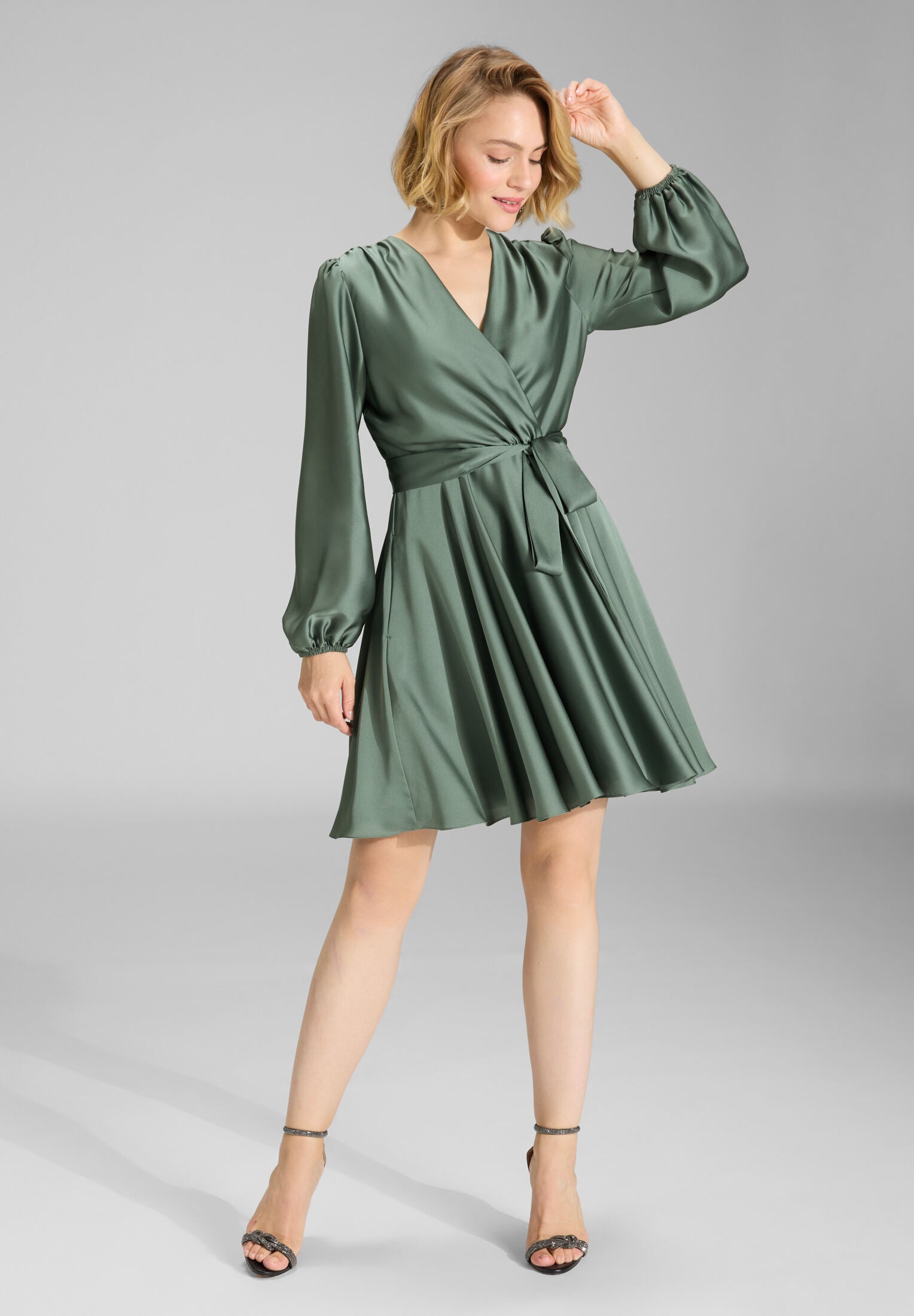 Cocktailkleid aus nachhaltigem Satin mit Wickel Oberteil und Tellerrock deep slate