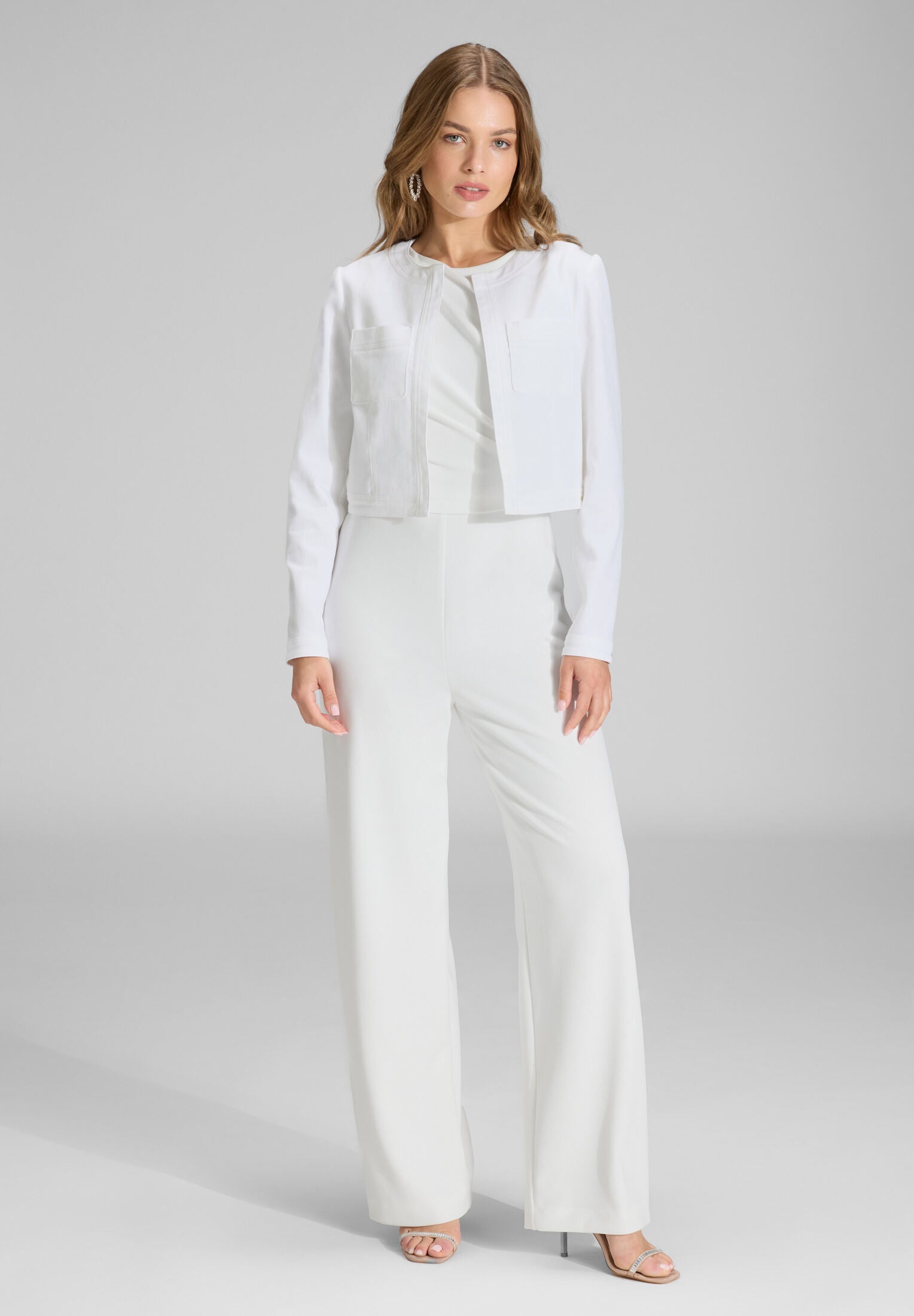 Kurze Jacke aus Stretch Denim mit aufgesetzten Taschen ivory