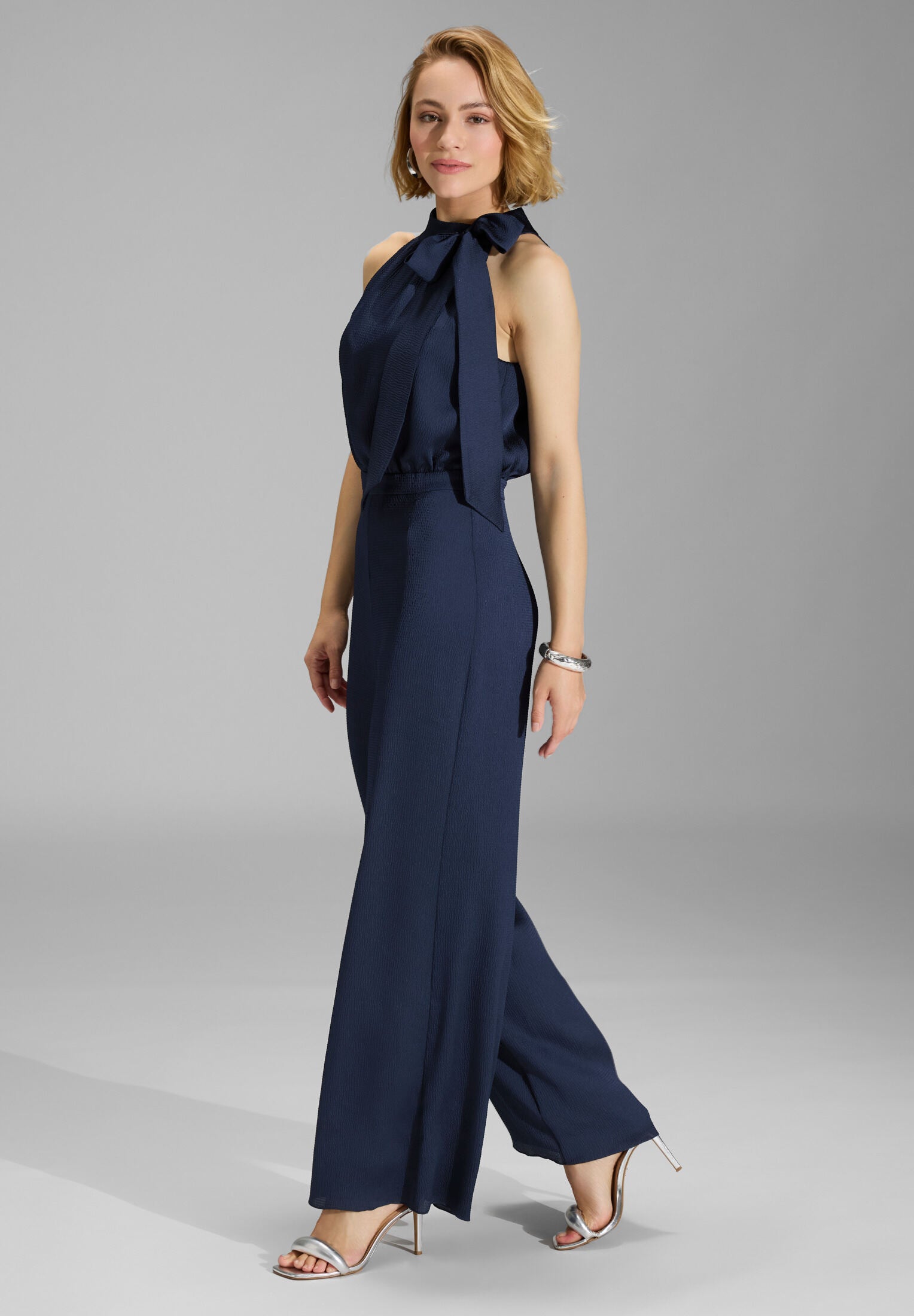 Jumpsuit mit Schluppe aus Satin