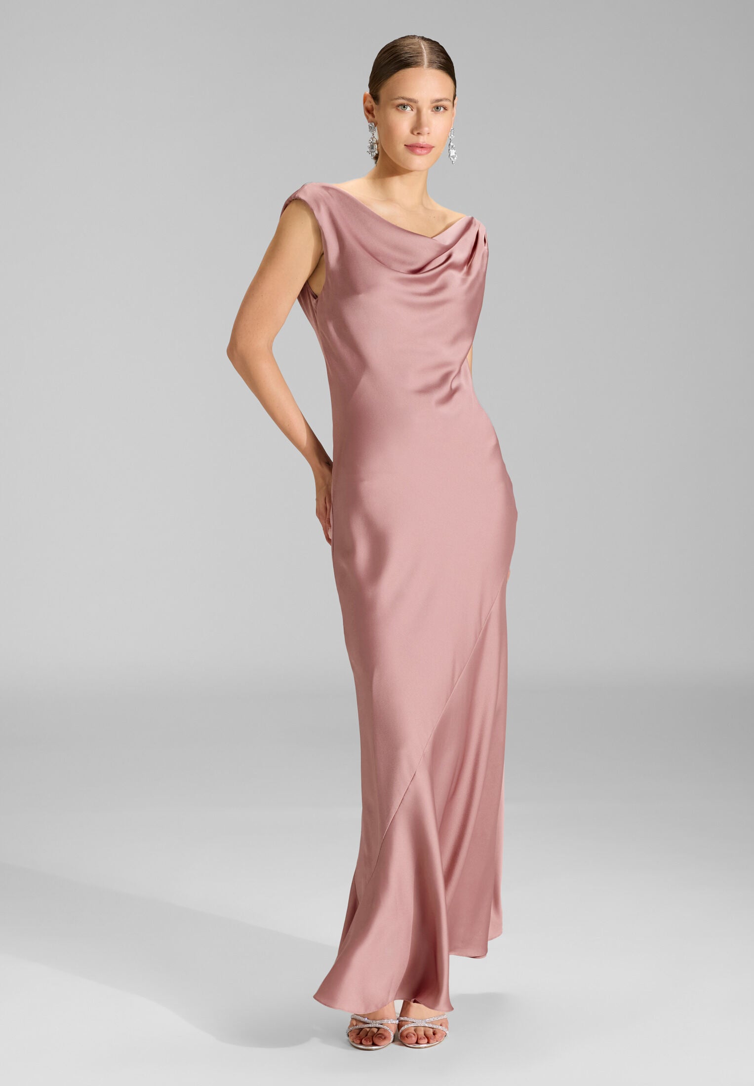 Abendkleid aus nachhaltigem Satin mit Wasserfall Ausschnitt vintage pink