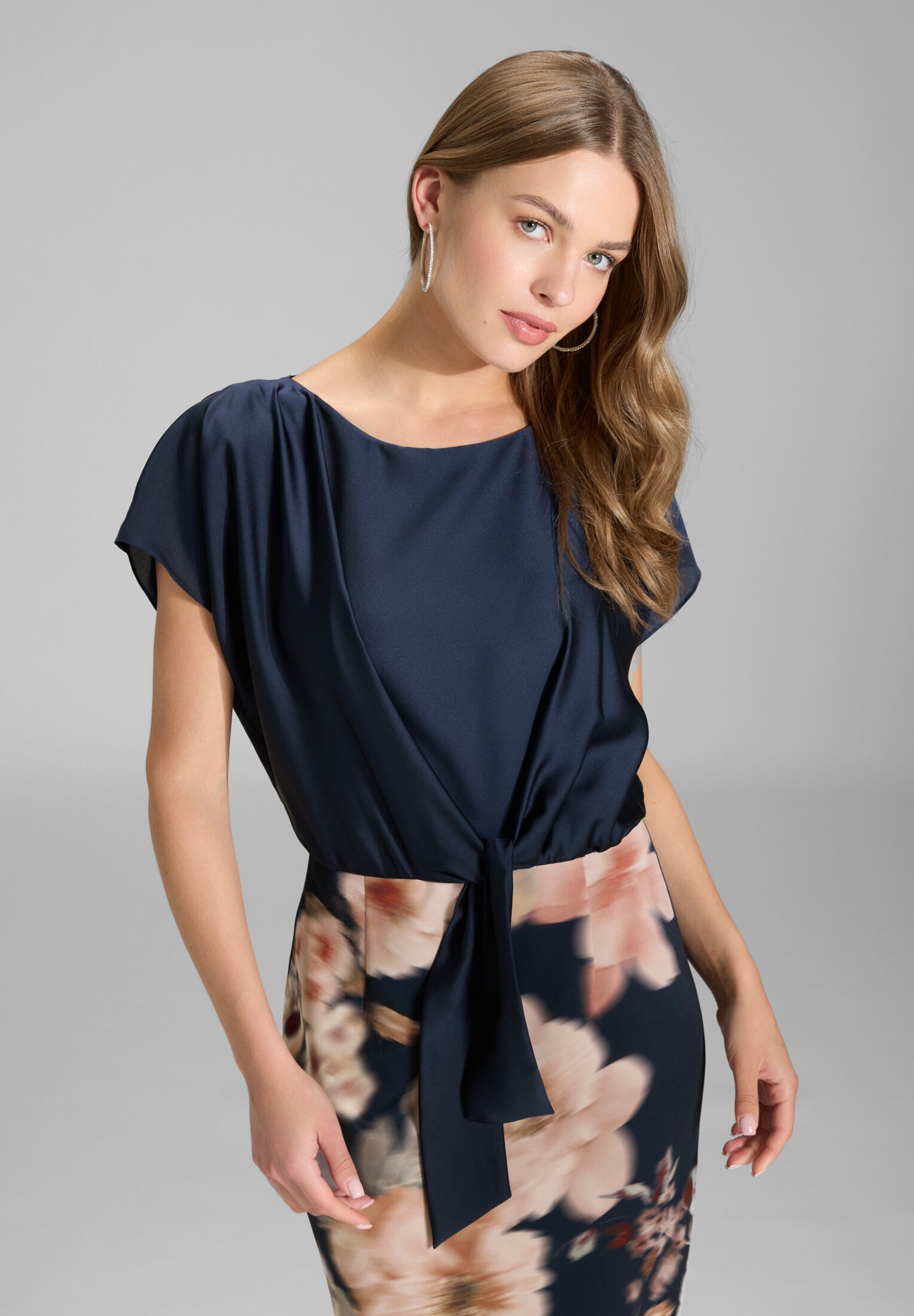 Etuikleid aus floral bedrucktem Scuba und Satin Top